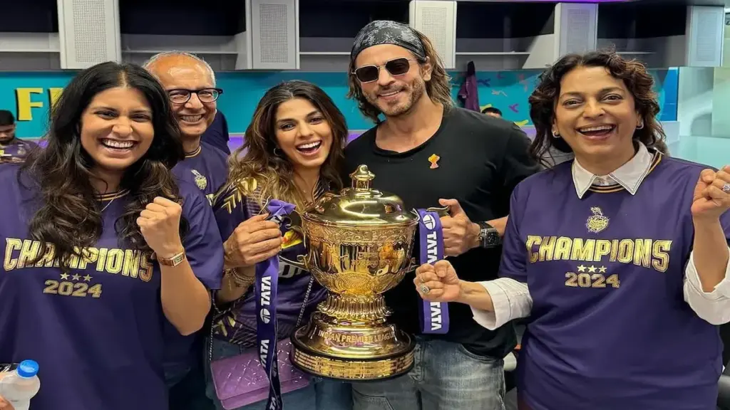 juhi chawla and shahrukh with IPL trophy
